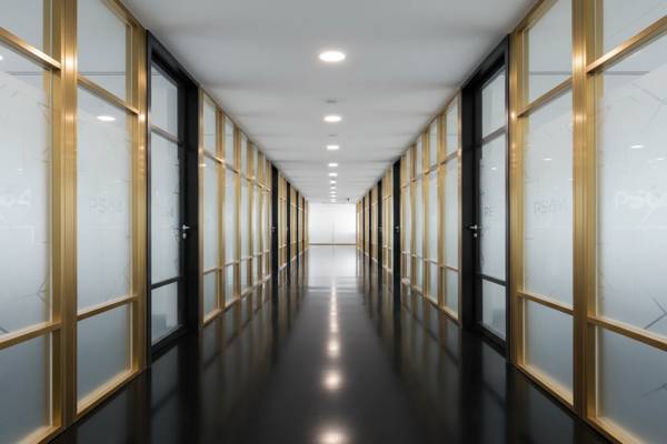 پارتیشن استیل شیشه‌ای اداری سیلور برای اتاق کنفرانس، شیشه شفاف با طراحی مدرن و لوگوی PS64